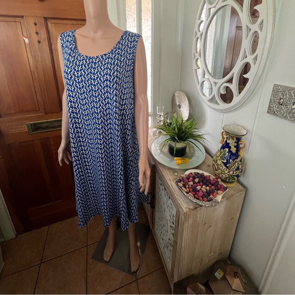 Elizabeth & Nicole dress (XL) with blue/white/black print & side pockets. NWOT